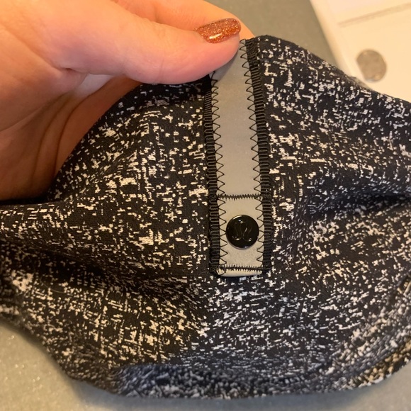 Lululemon black and grey scarf